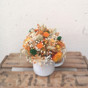 Taza con flor preservada