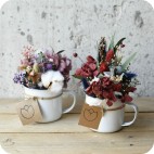 Taza con flor preservada